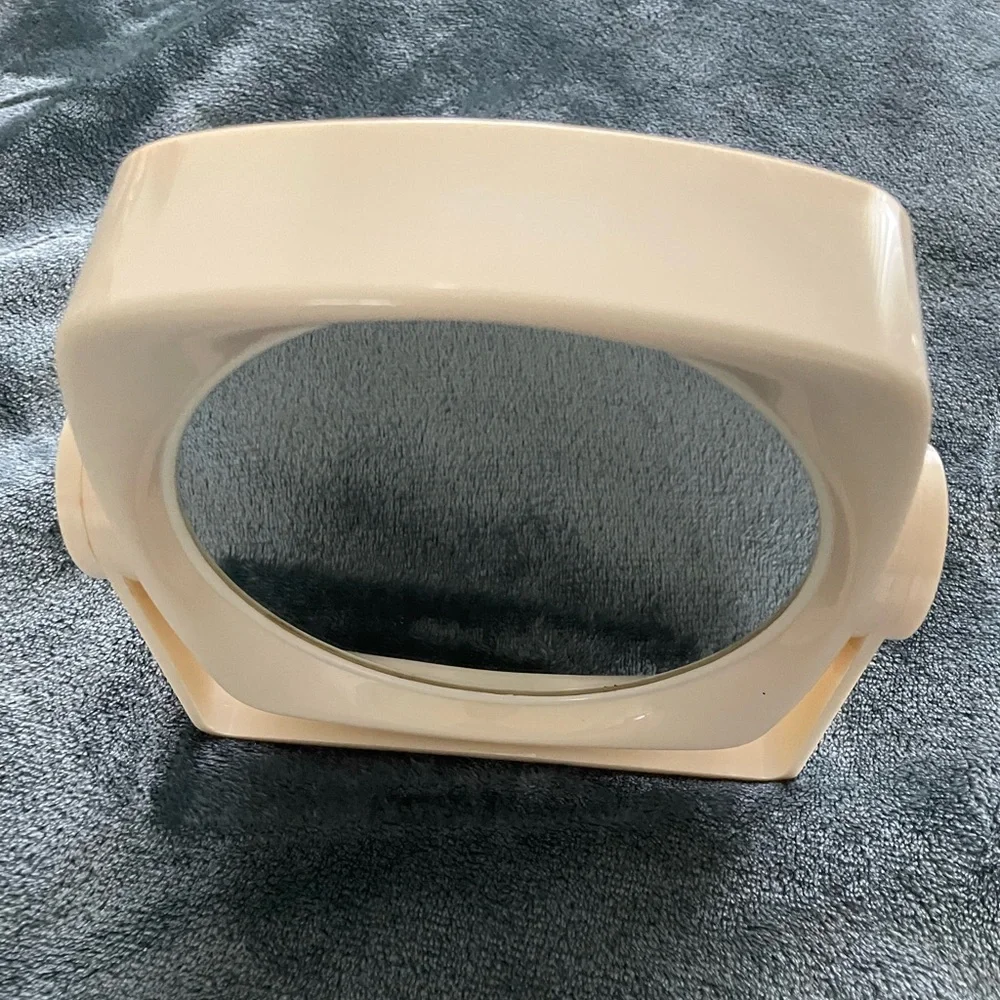 Makeup mirror on stand is a sturdy lucite case